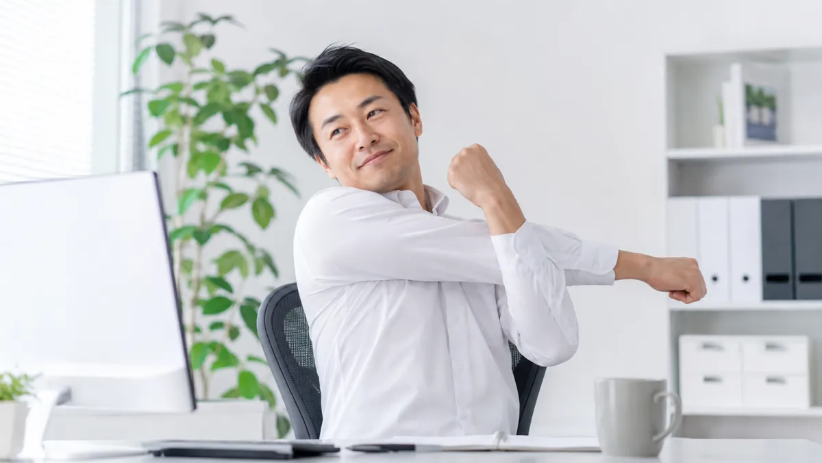 慢性的な肩こり・腰痛と運動不足の関係｜デスクワーク世代の整え方